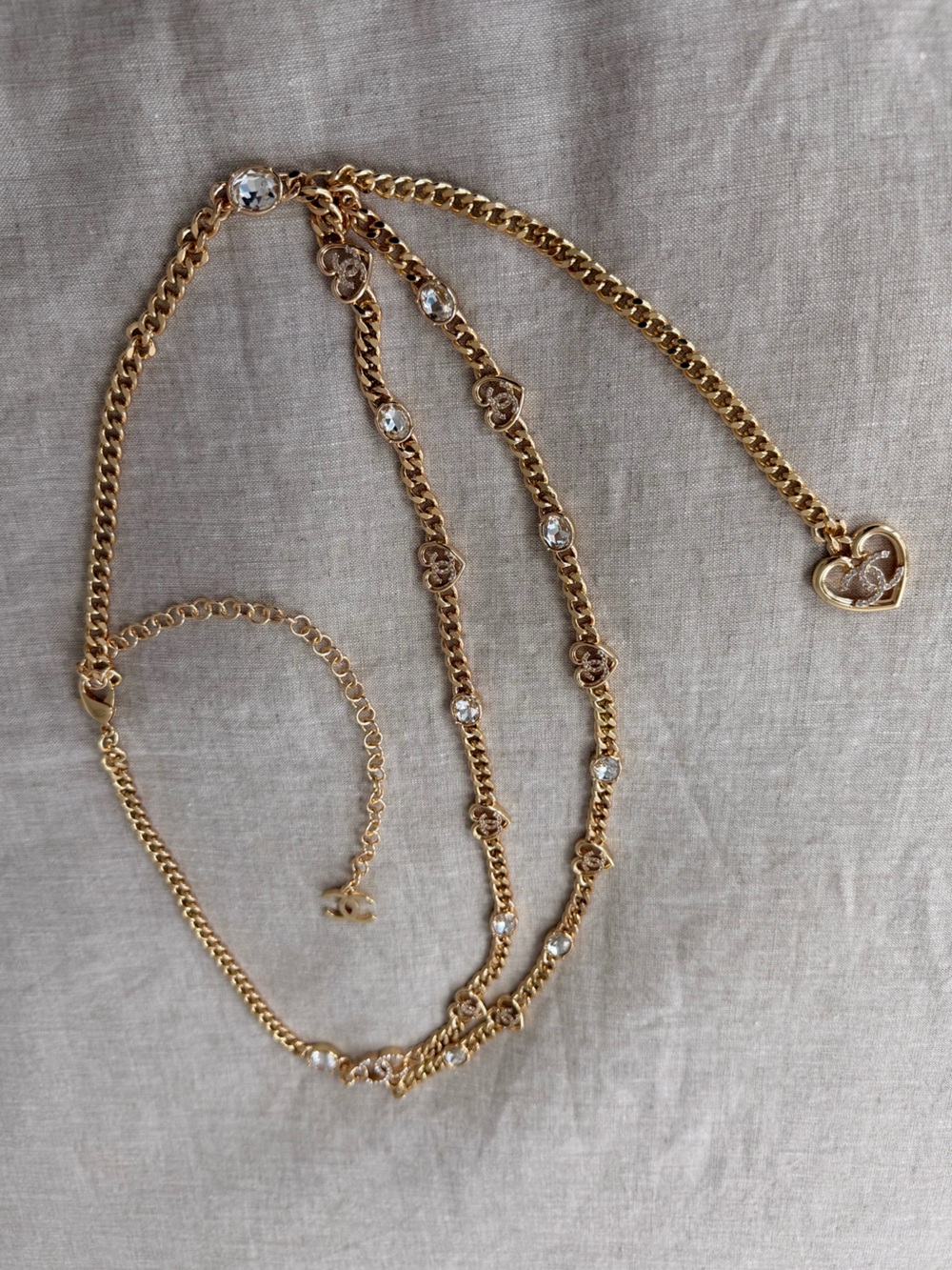✨CHANEL Gold Heart Charm Chain Belt with Crystal Accents💛 - Picture 4 of 13
